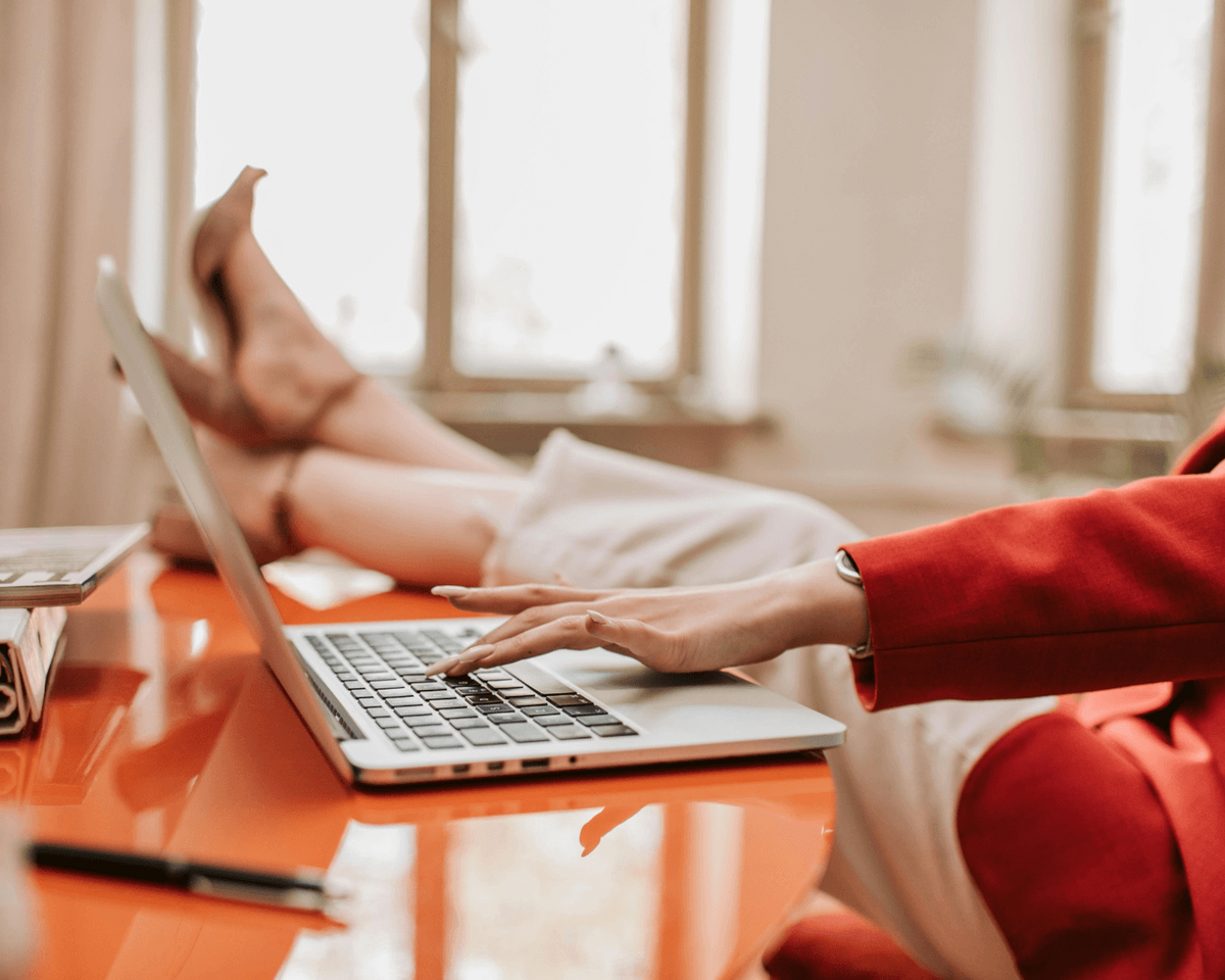 woman doing a acebook ad design course