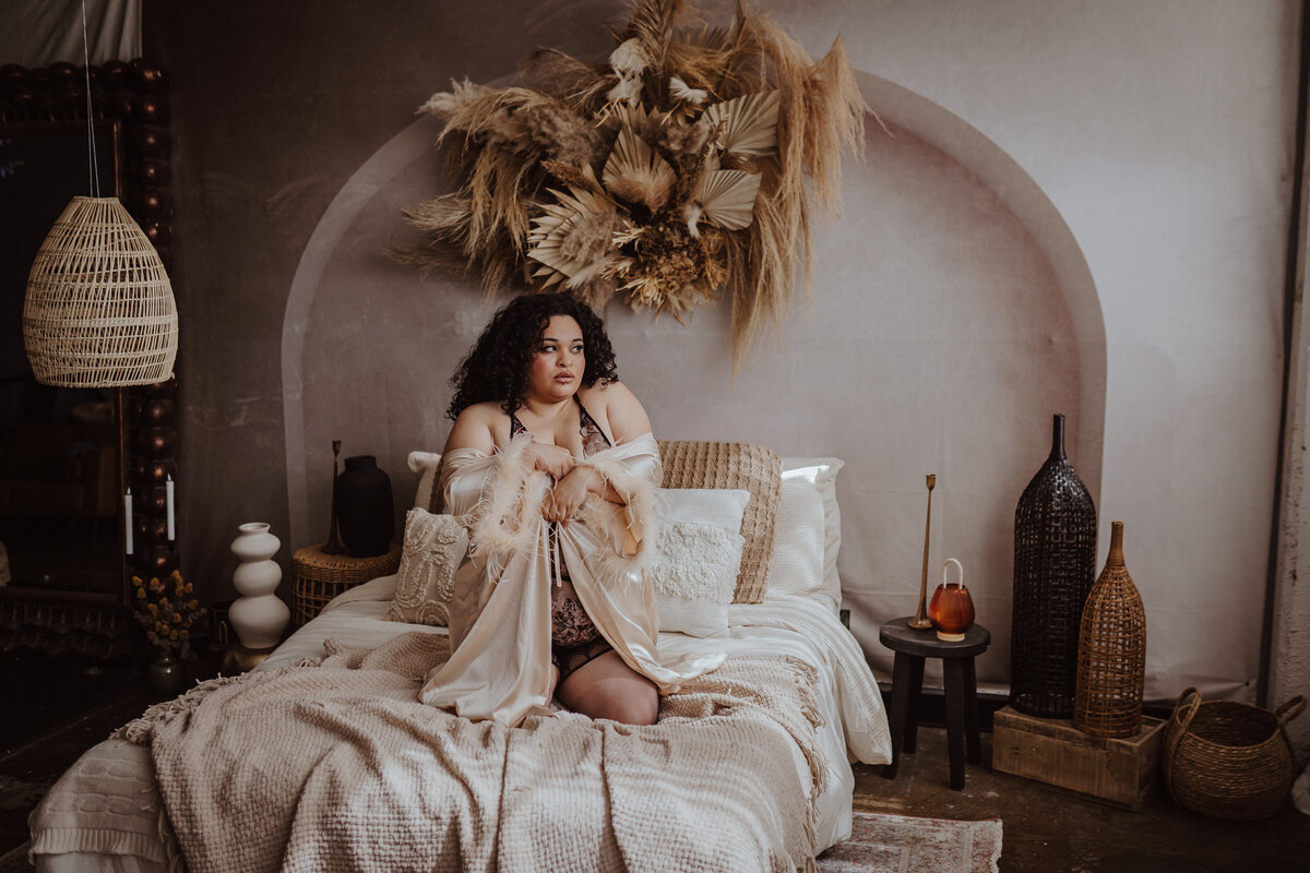 silk-robe-boudoir-look-the-storyteller-studio-des-moines-storyteller-collective-photo-co