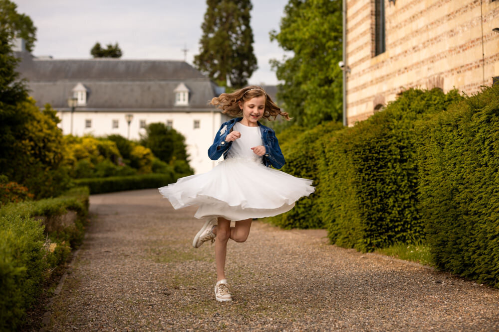 dansend meisje communieshoot bij kasteel