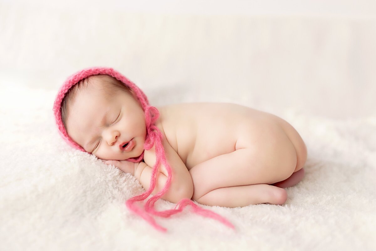 Seattle-Newborn-Baby-Photoshoot pink hat