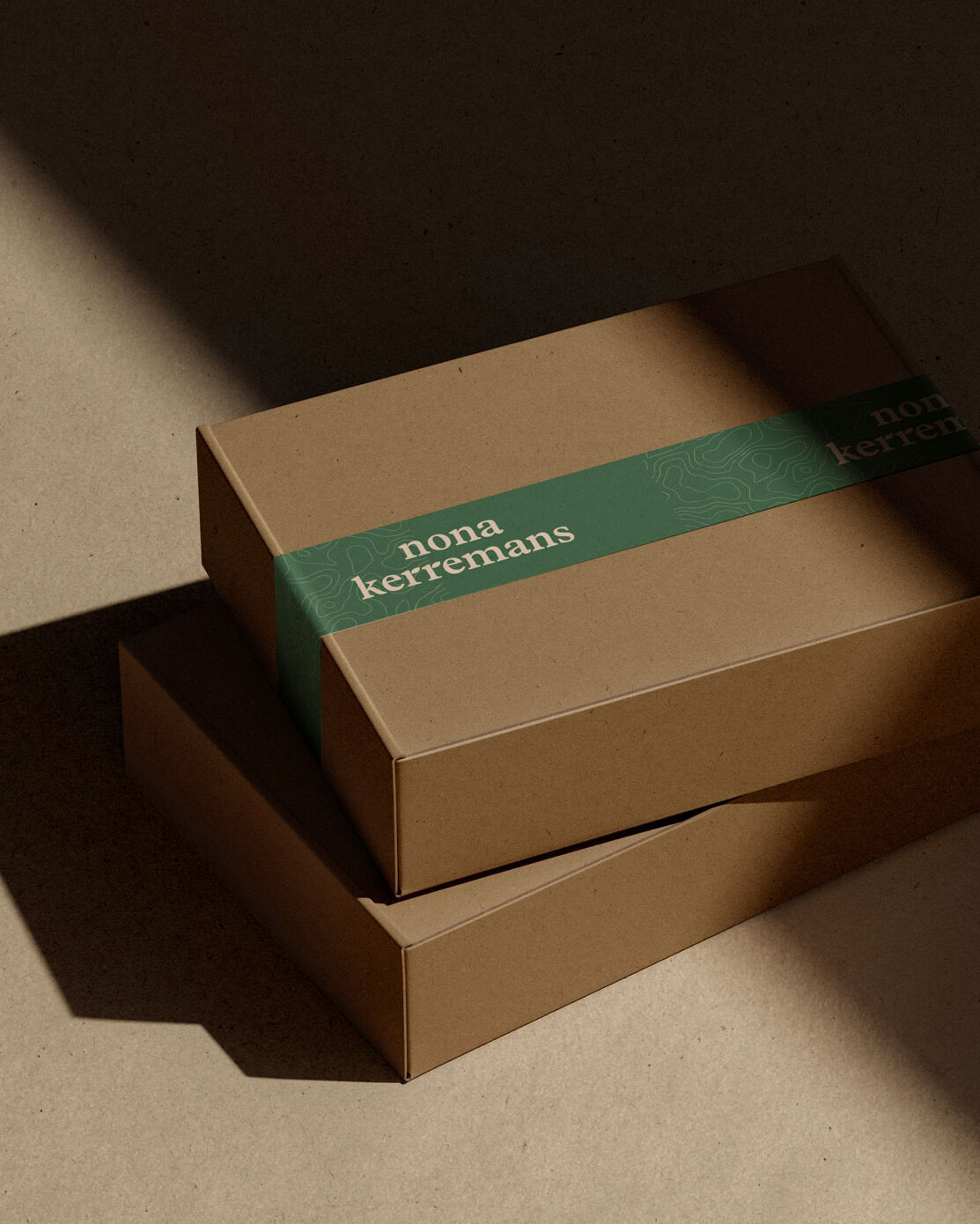 Verzenddozen met gepersonaliseerde tape voor Nona Kerremans – Studio Vers ontwerp