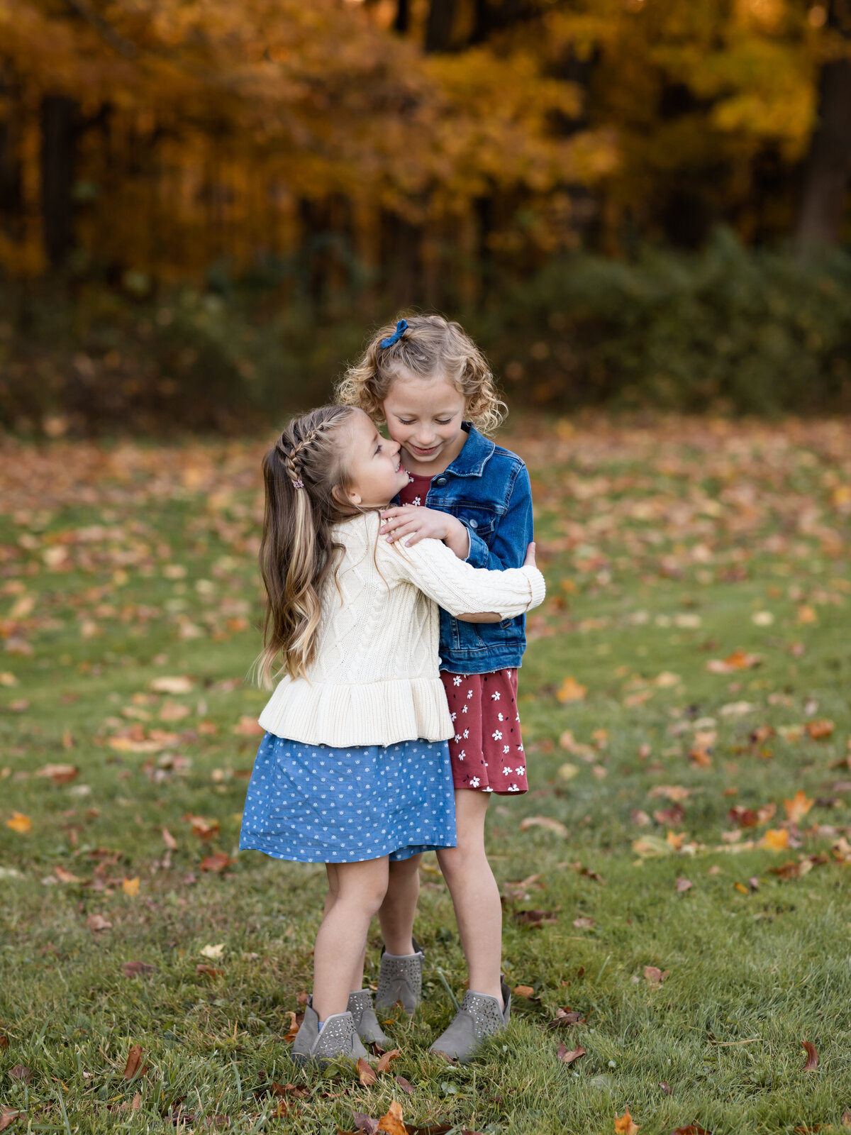 sisters hugging for family photos