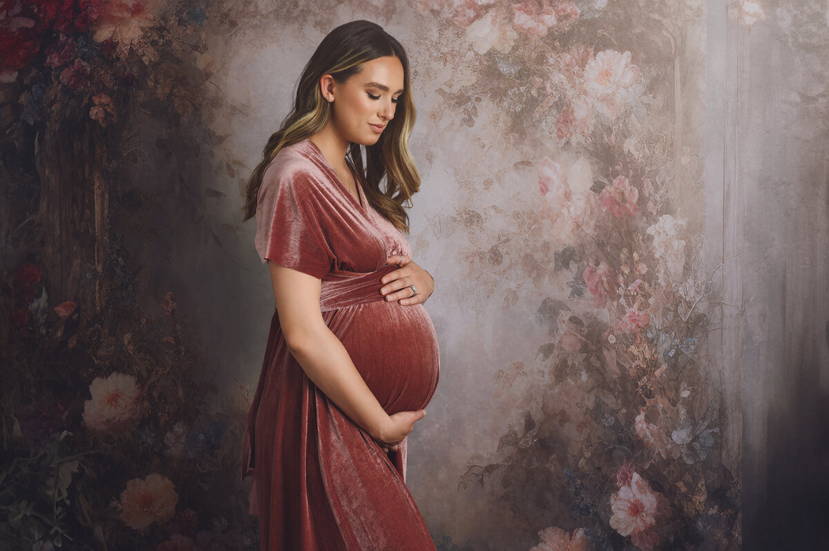 Embrace your style and beauty with fashion maternity studio portraits by Leslie Q Photography. Offering elegant, high-quality pregnancy photography in a luxurious studio setting. Serving New Carlisle, South Bend, LaPorte, Michigan City, and nearby areas.
