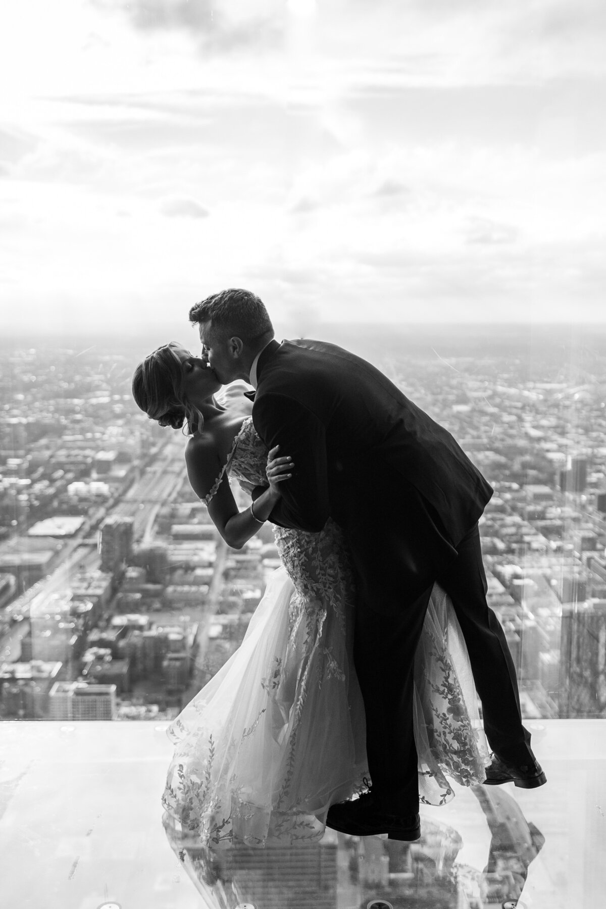 stunning-classic-wedding-in-chicago-at-sears-tower-76