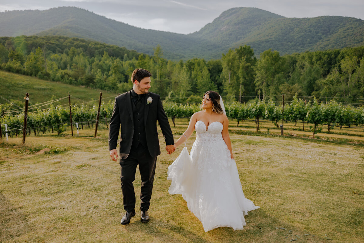 couple-walking-through-the-yonah-mountain-vineyards-luna-lee-photography