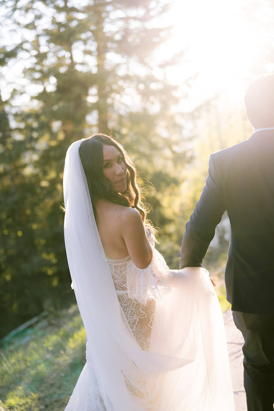 sharron-ian-aspen-mountain-club-wedding-newlyweds-golden-hour