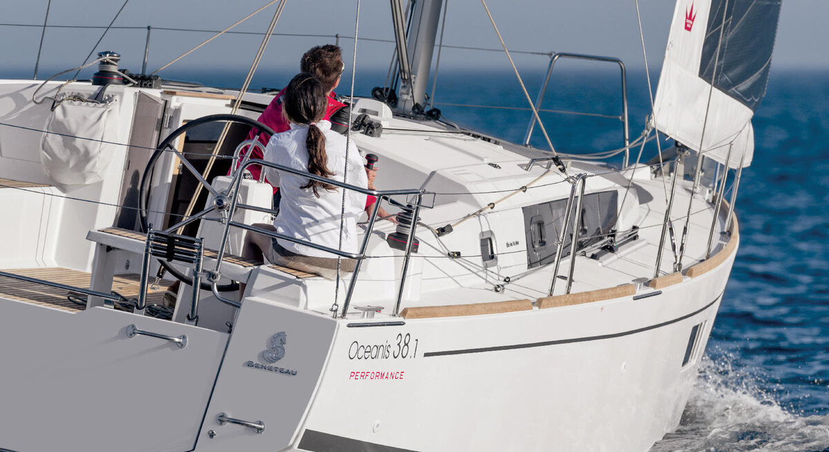 beneteau-oceanis-38.1-exterior-6