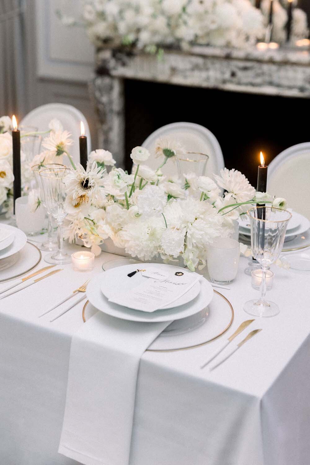 Parisian couture wedding in Black and White at chateau de Bonaventure Paris Veronique Lorre floral designer Aude lucas32