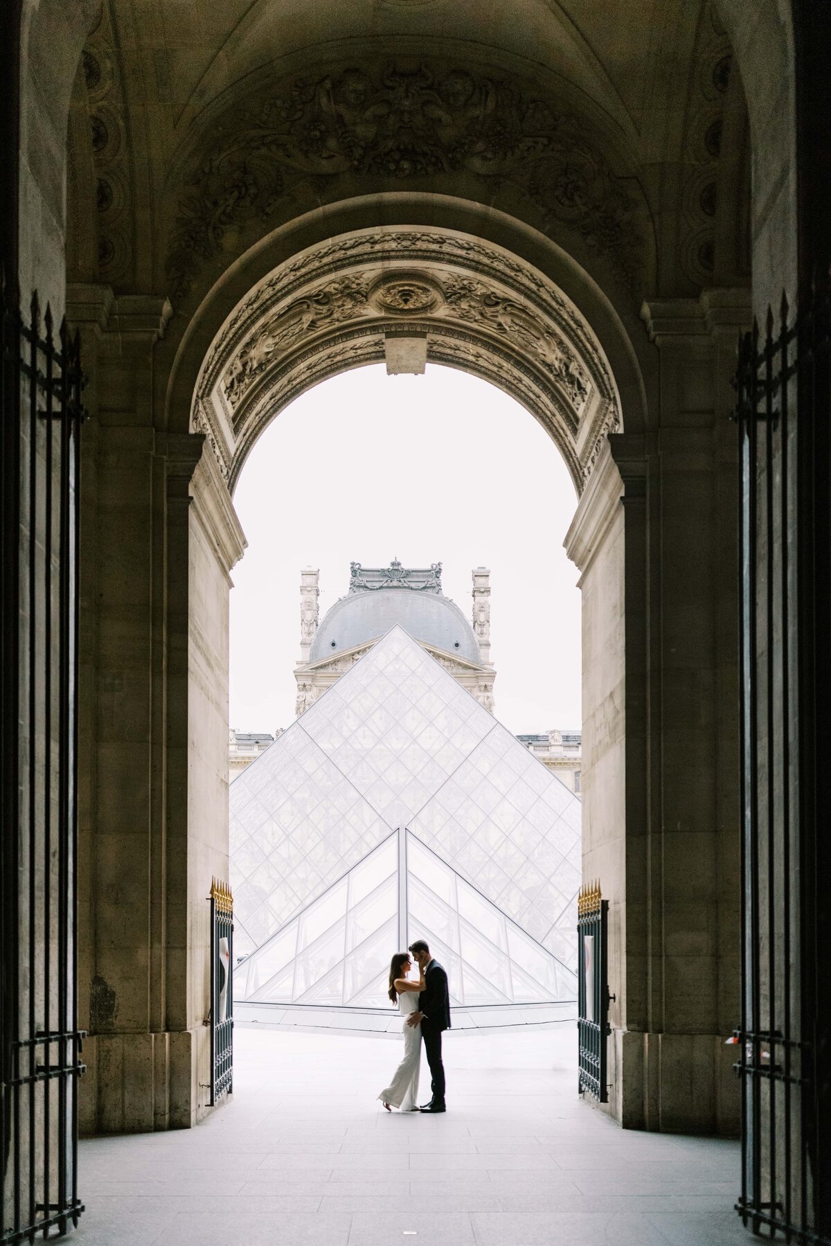 Danielle-Defayette-Photography-pont-alexandre-iii-bridge-engagement-photos-1