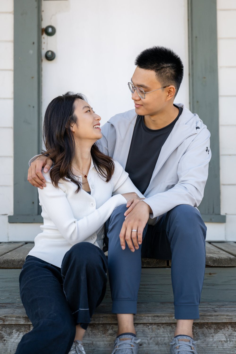 couple at discovery park seattle beach park 