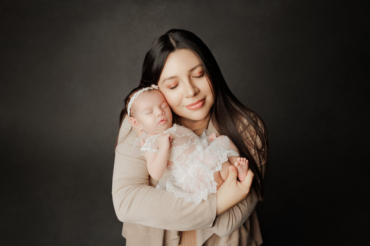 Cave Springs motherhood photographer, motherhood portrait sessions Bentonville AR, professional newborn + family photography NW Arkansas