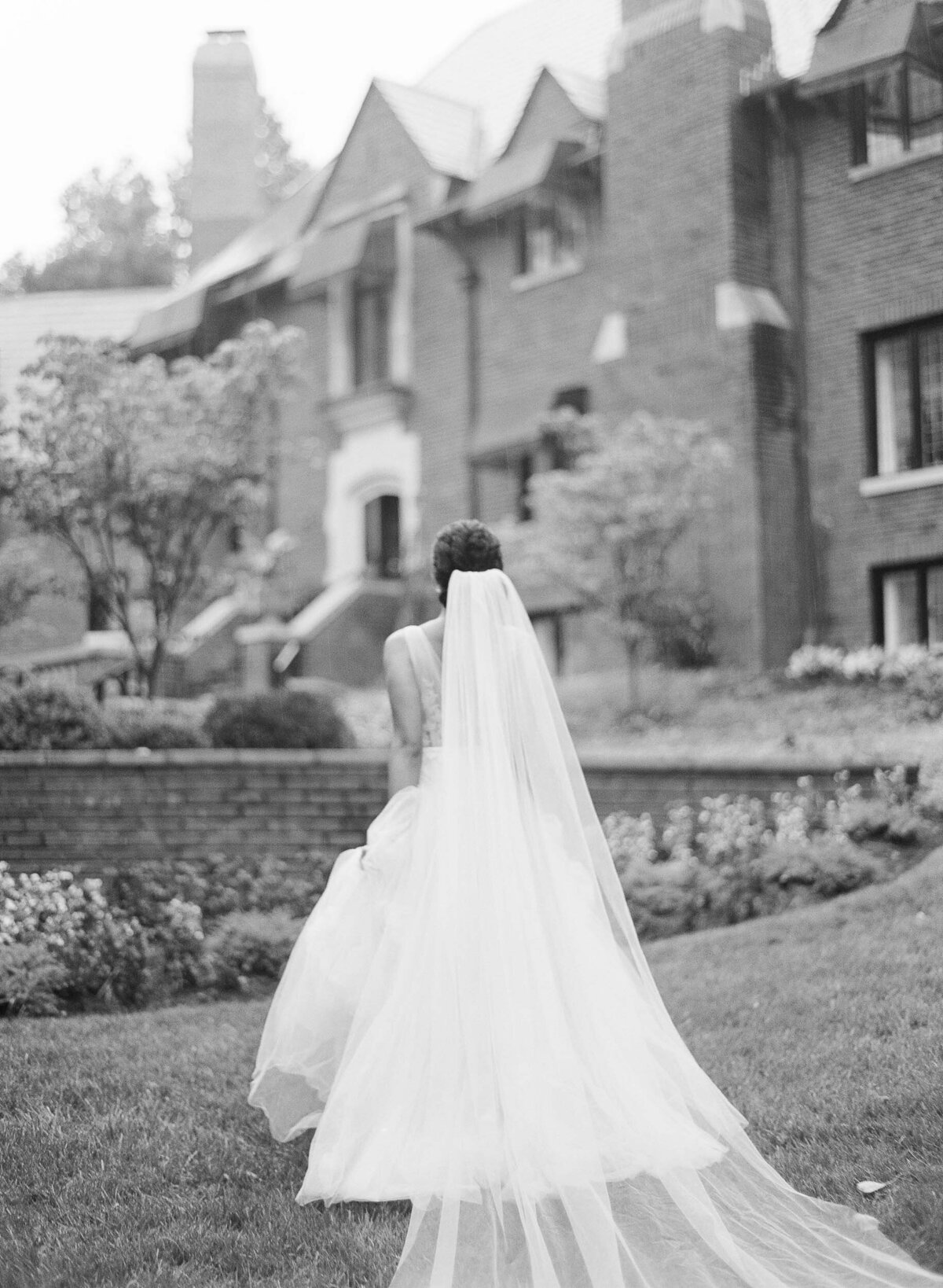 Elegant-Outdoor-Microwedding-Inspiration-16