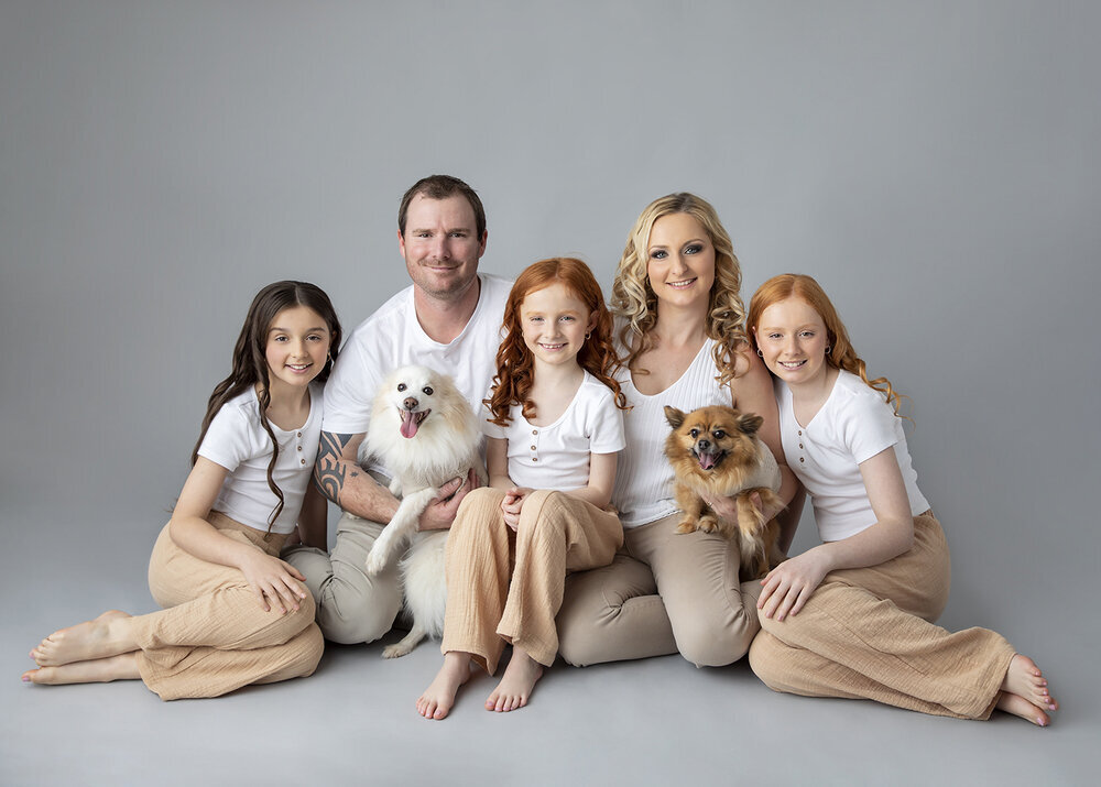 PETS_FAMILYWITHDOGSPOMERANIANSPUPPIES