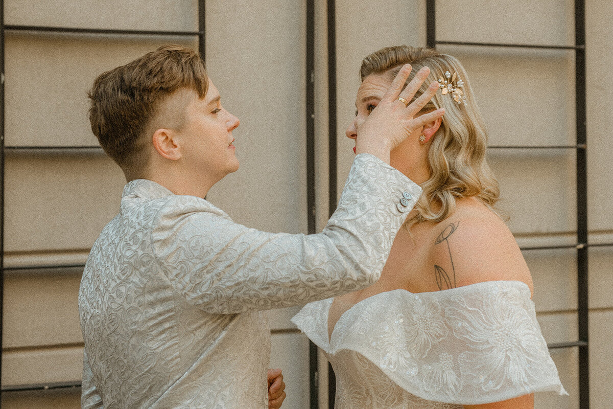 downtown-toronto-lgbt-couple-lgbt-wedding-gardiner-museum-077