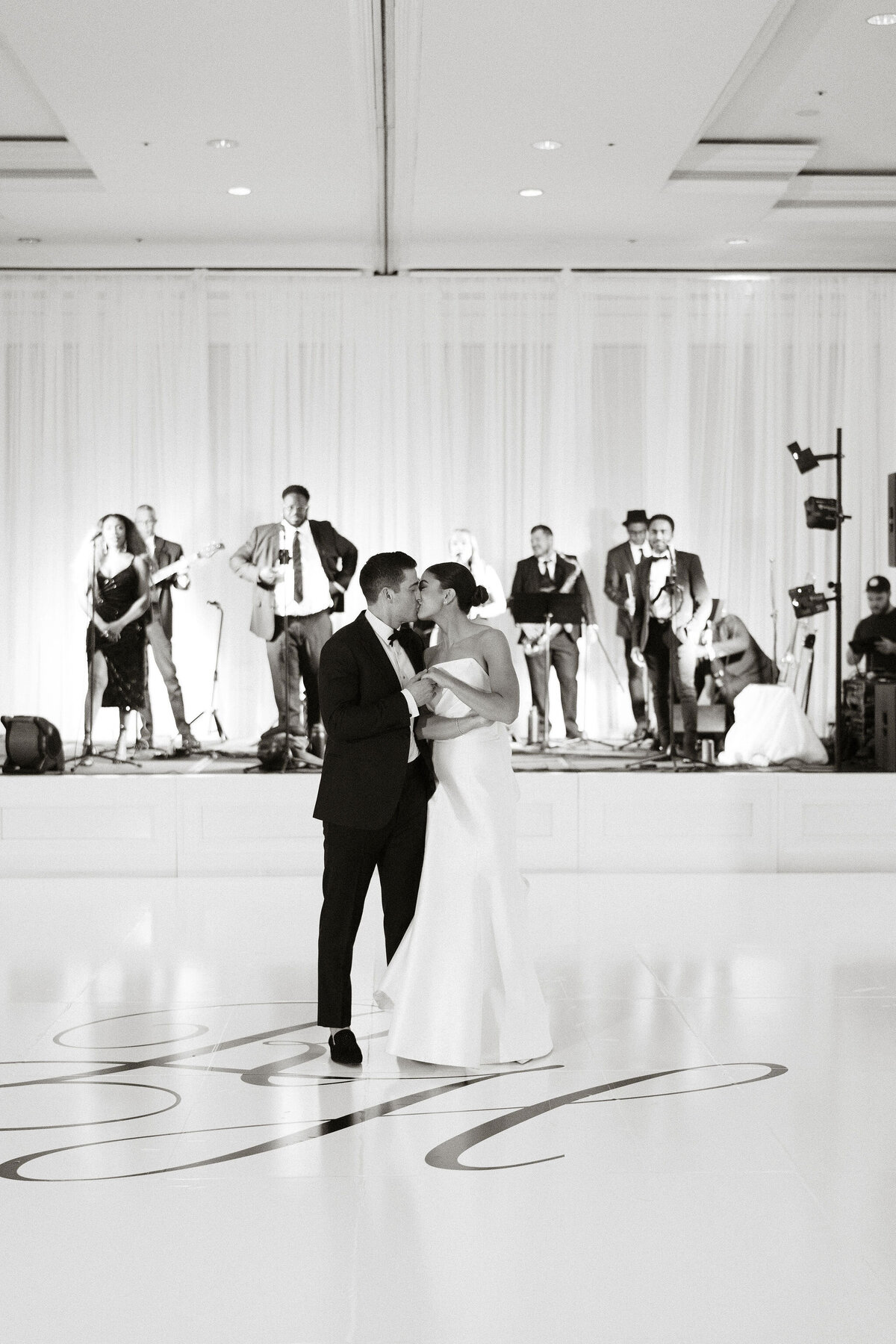 104-bride-groom-first-dance
