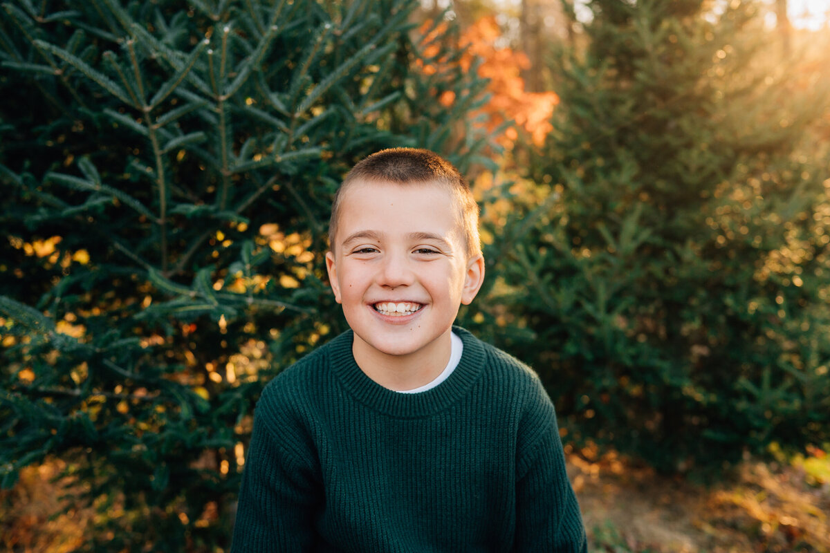 Christmas Tree Farm Mini Sessions | Connecticut Family Photographer-16