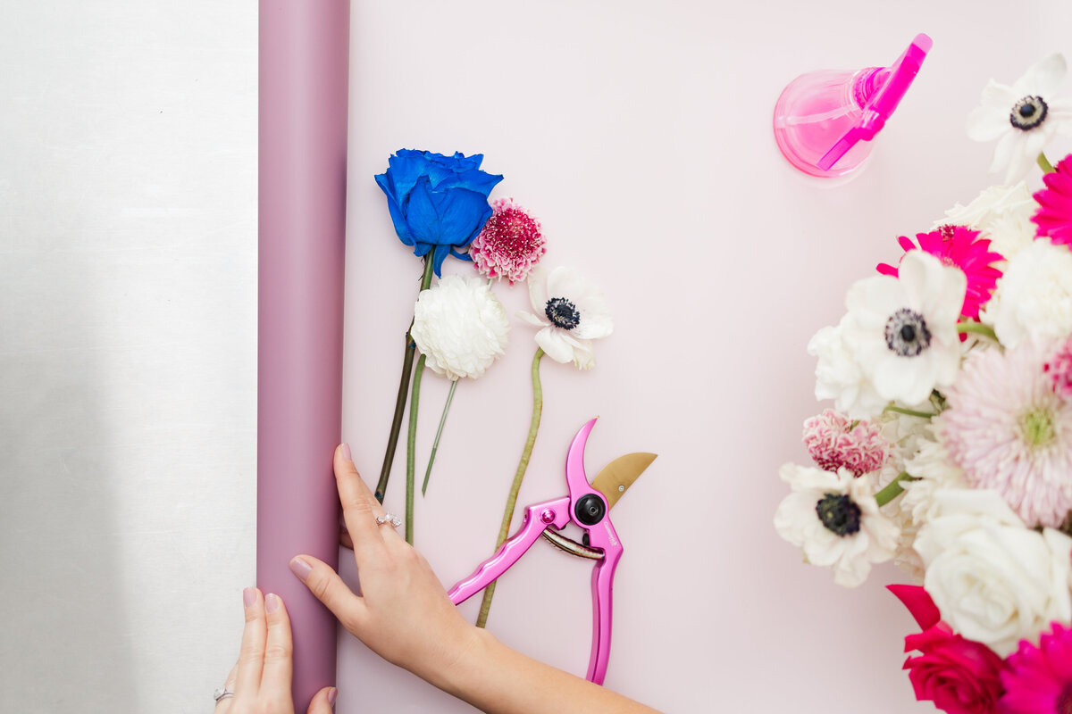 florist-details-tools-flowers-pink