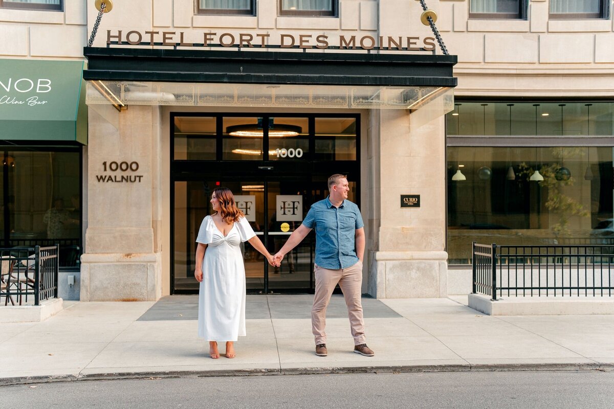 couple-holding-hands-hotel-des-moines