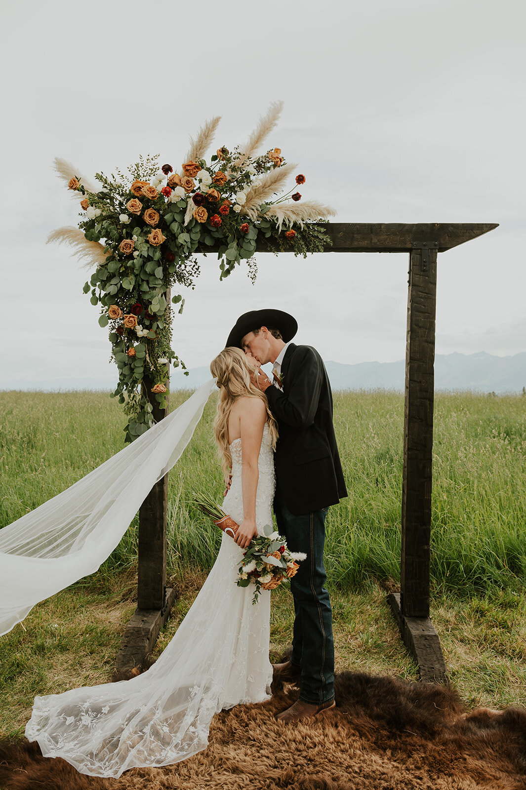 presley-gray-cowboy-luxury-montana-wedding-2274