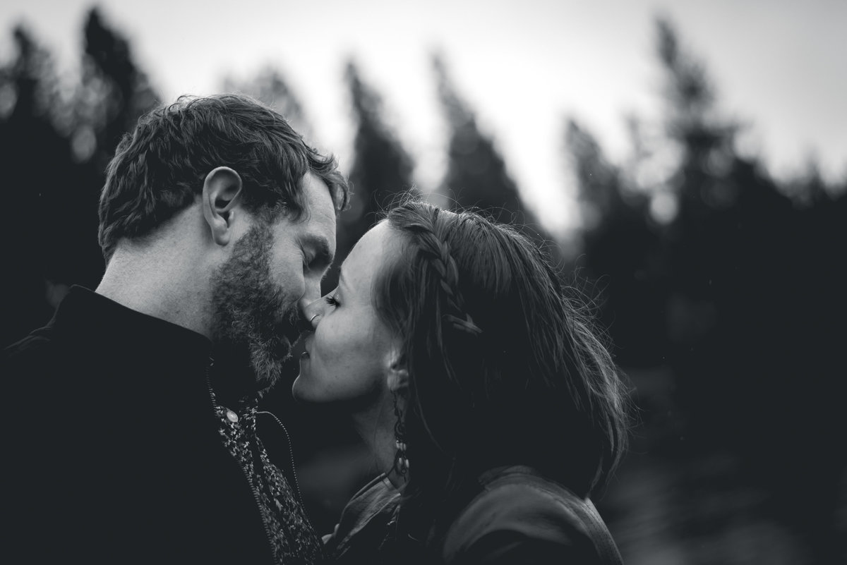 outdoor-intimate-couple-portrait-photographer