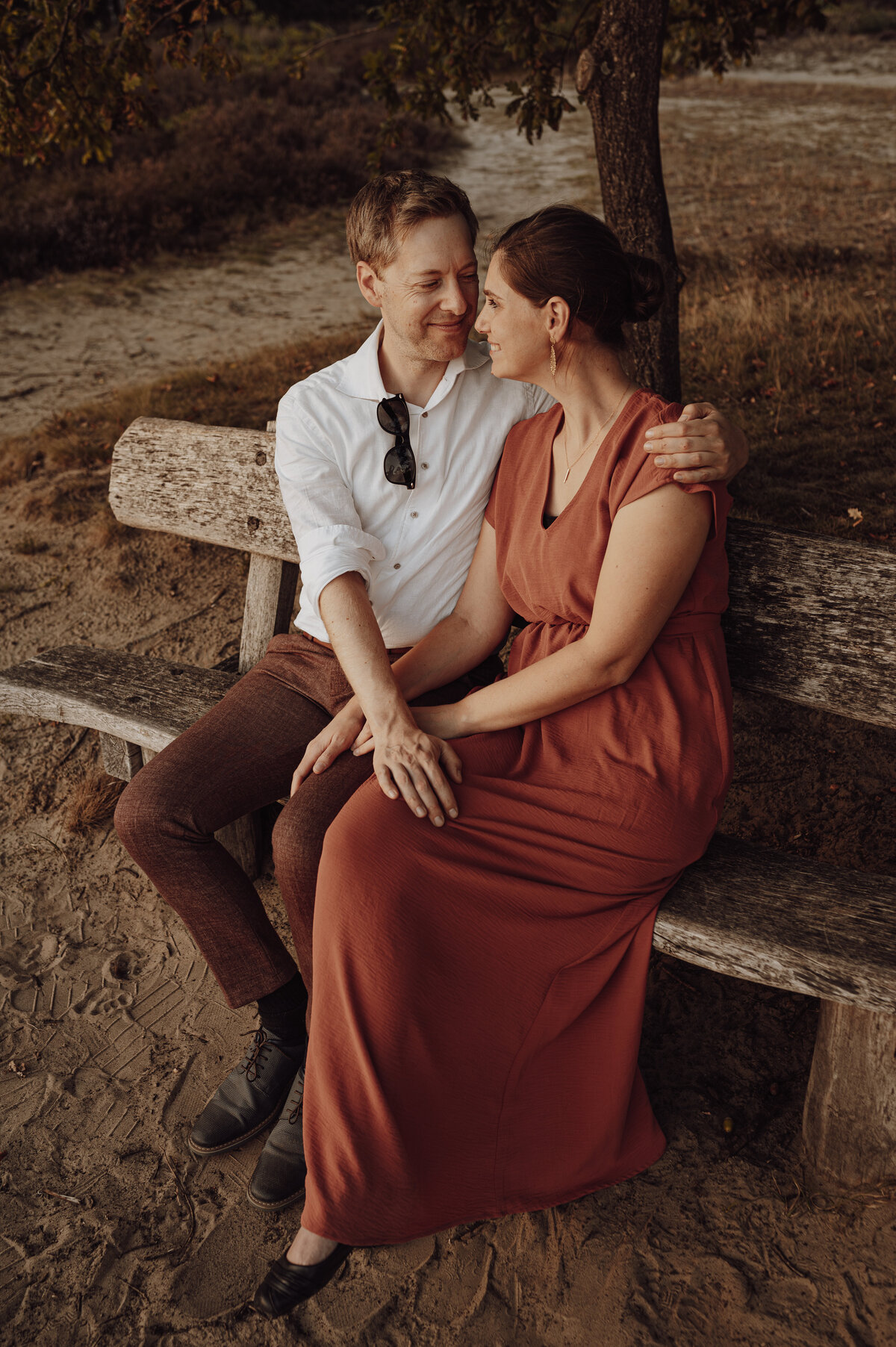 Koppel kijkt elkaar liefdevol aan tijdens koppelshoot in Antwerpen