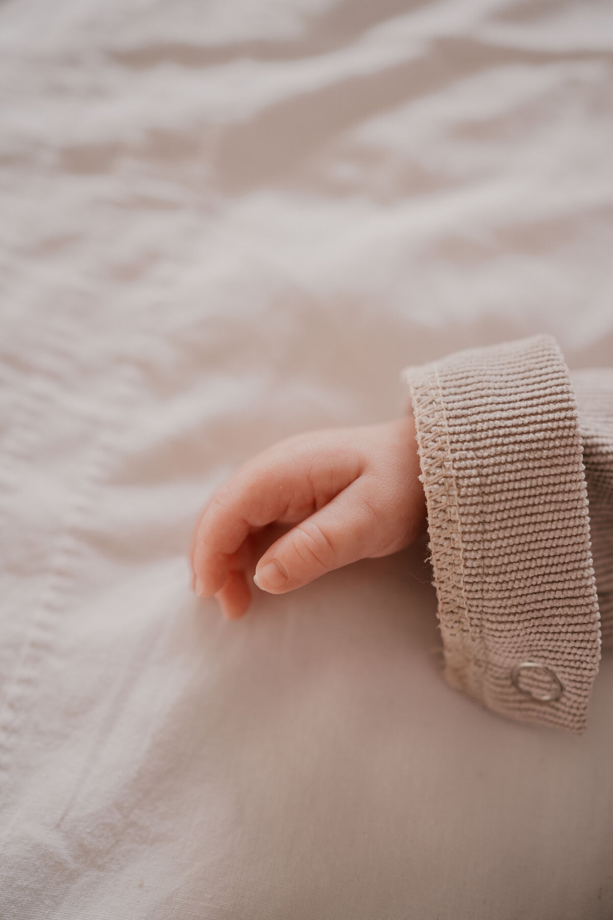Newbornshoot door Leukfotografie in Amsterdam, Zaandam, Landsmeer, Oostzaan en Purmerend – zachte, liefdevolle babyfoto’s-90