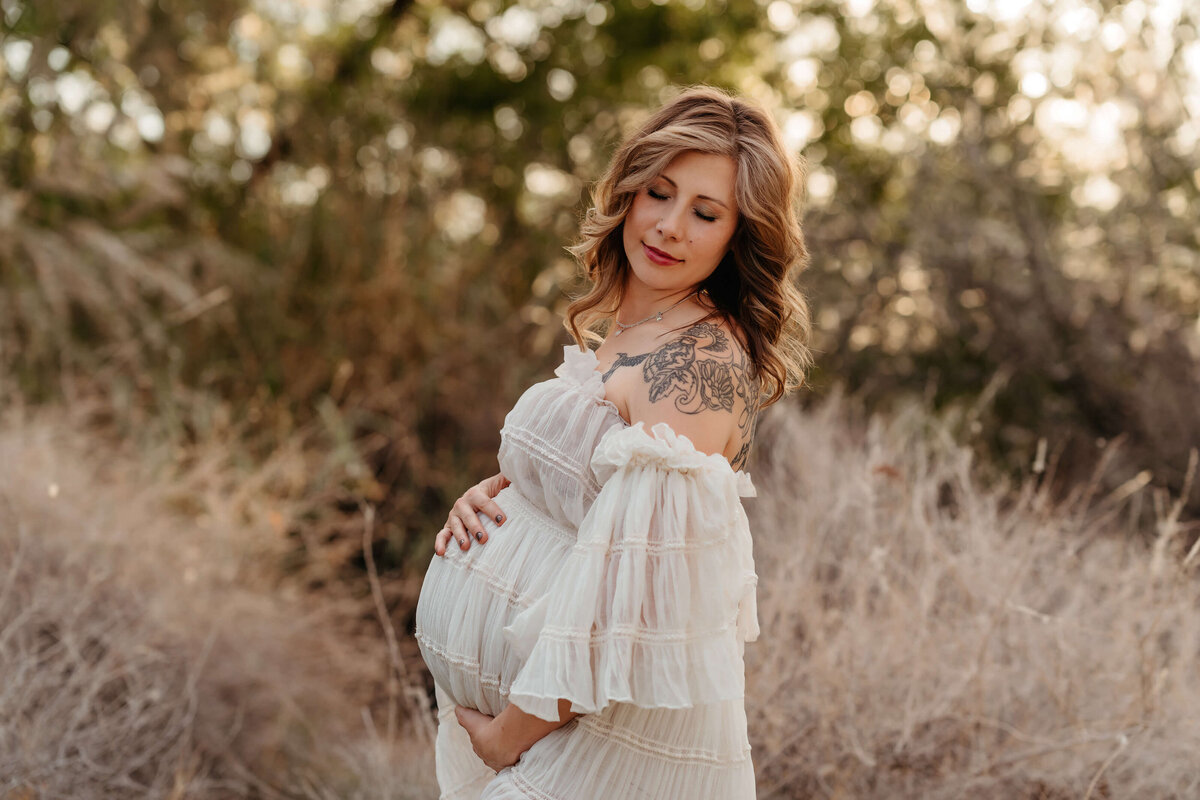 maternity-session-with-cream-dress
