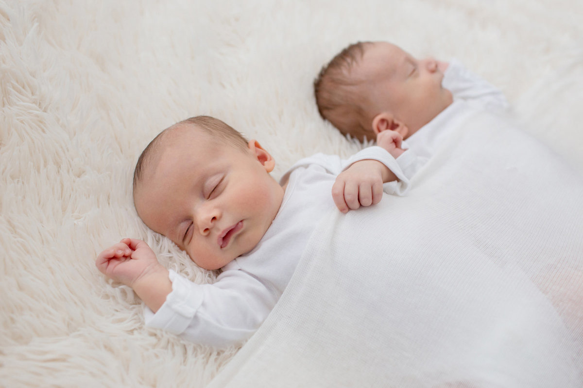 Wouk47-baby-twins-photos-home-st-louis-photographer