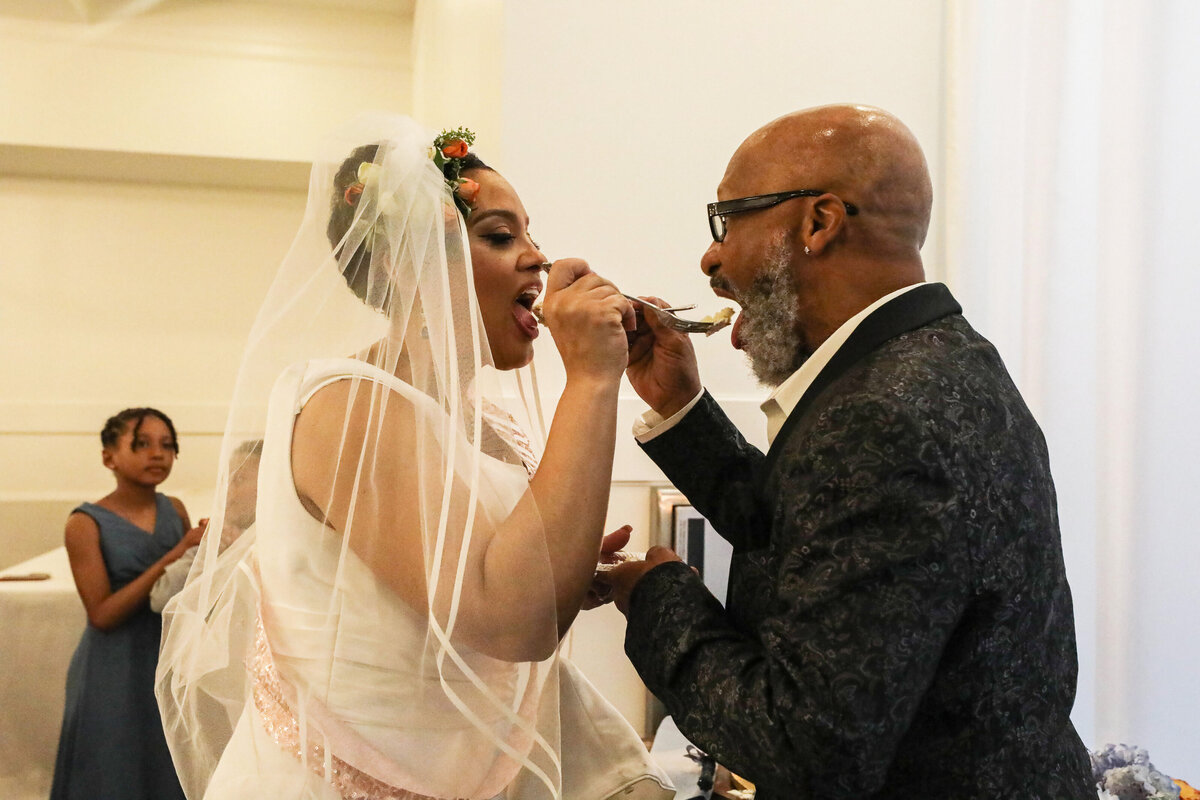 Bride_Groom_Eat_Cake