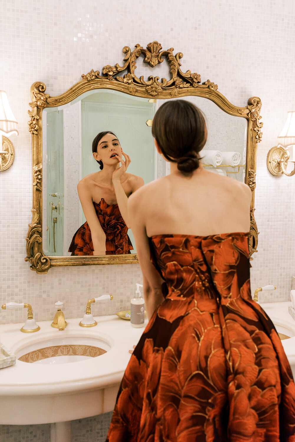 Wedding Photographer in Stockholm Anna Lundgren_Bride in red dress at The Plaza in New York_001