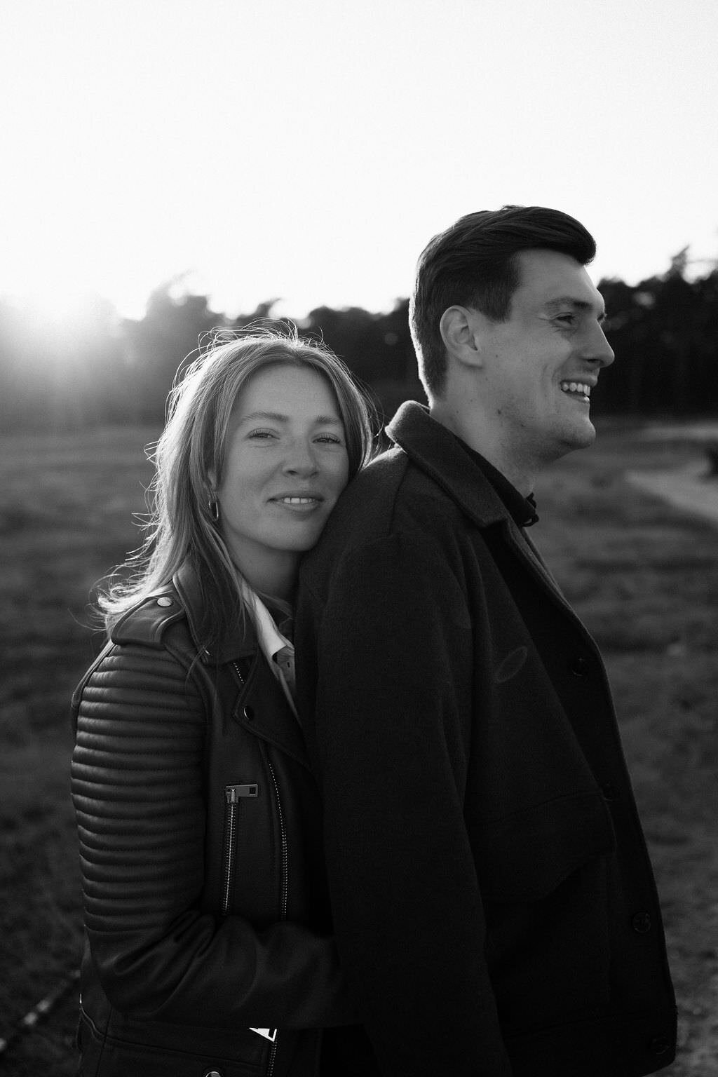 golden hour pre-wedding fotografie in Utrecht, ontspannen en natuurlijk - zwart wit foto koppel golden hour