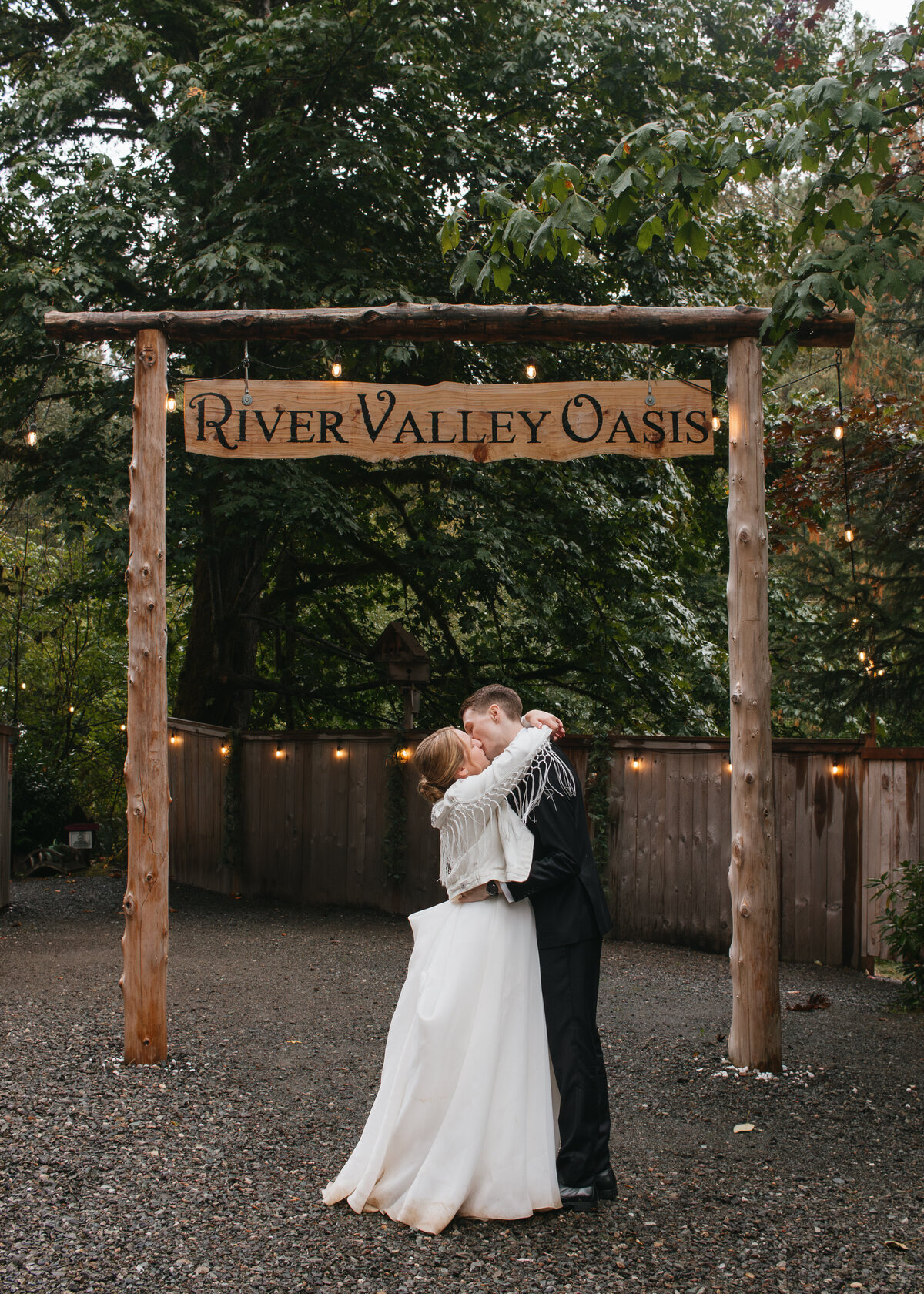 Intimate-wedding-venue-River-Valley-Oasis-jennifer-moreno-photography-couples-kiss