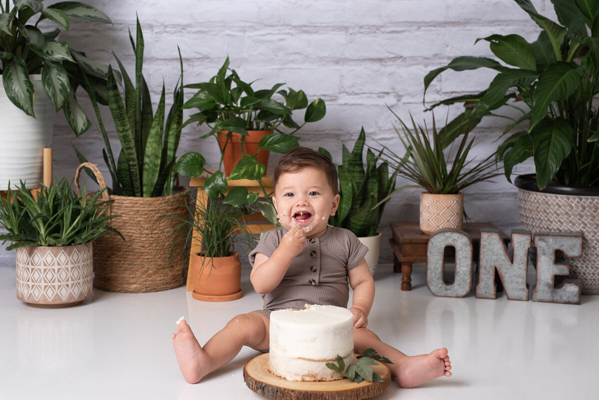 Baby cake smash portrait session in plants background
