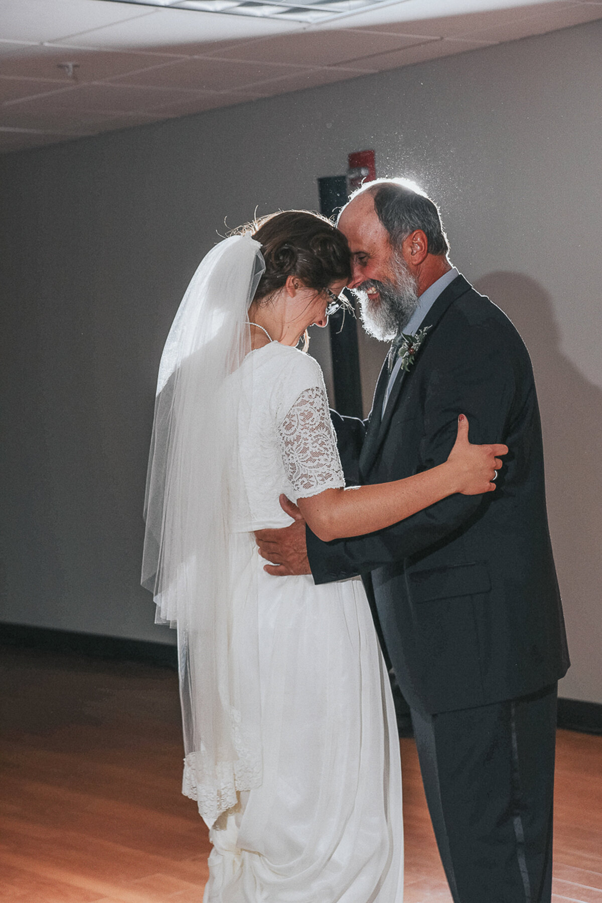 wedding dances | Iowa wedding photographer | Iowa Photographer | Playlife | Cedar Rapids | Iowa City | Kalona | Alaynna Ann Schwartz-6