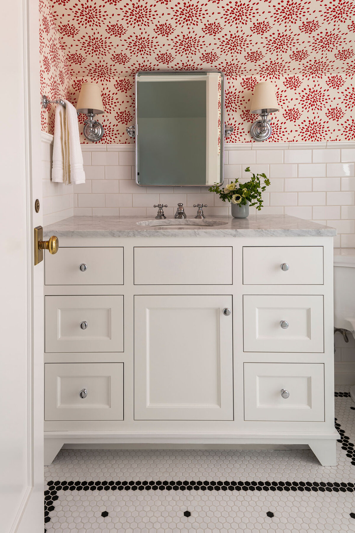 14-red-white-flower-bath-black-white-mosaic-tile-floor