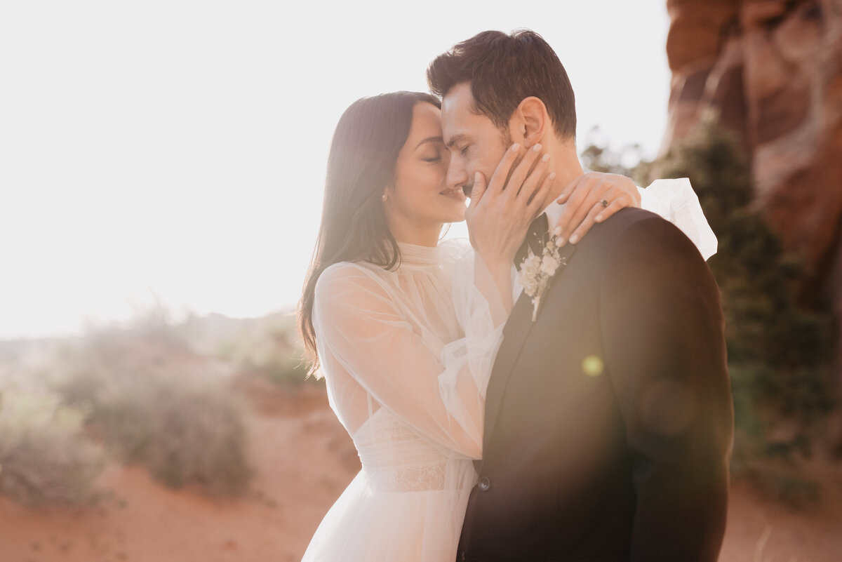 Utah elopement photographer captures golden hour bridal portraits