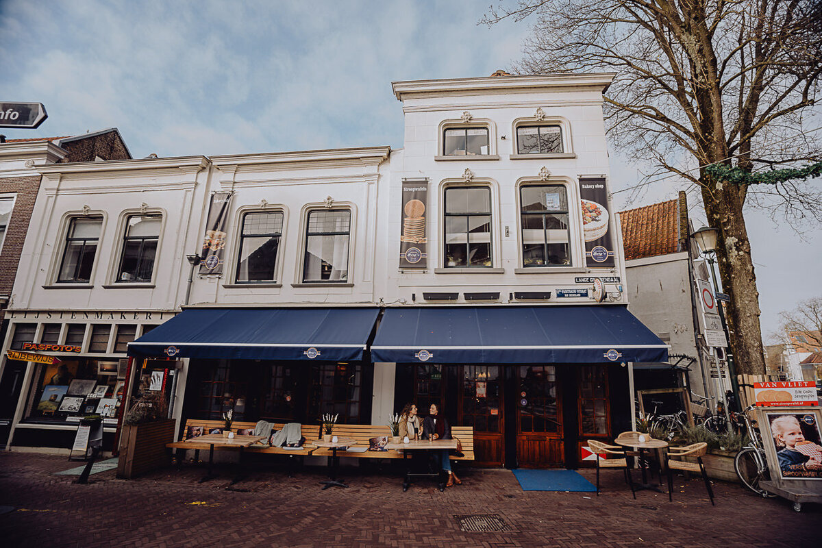De winkel van Berg's Bakery in het centrum van Godua.