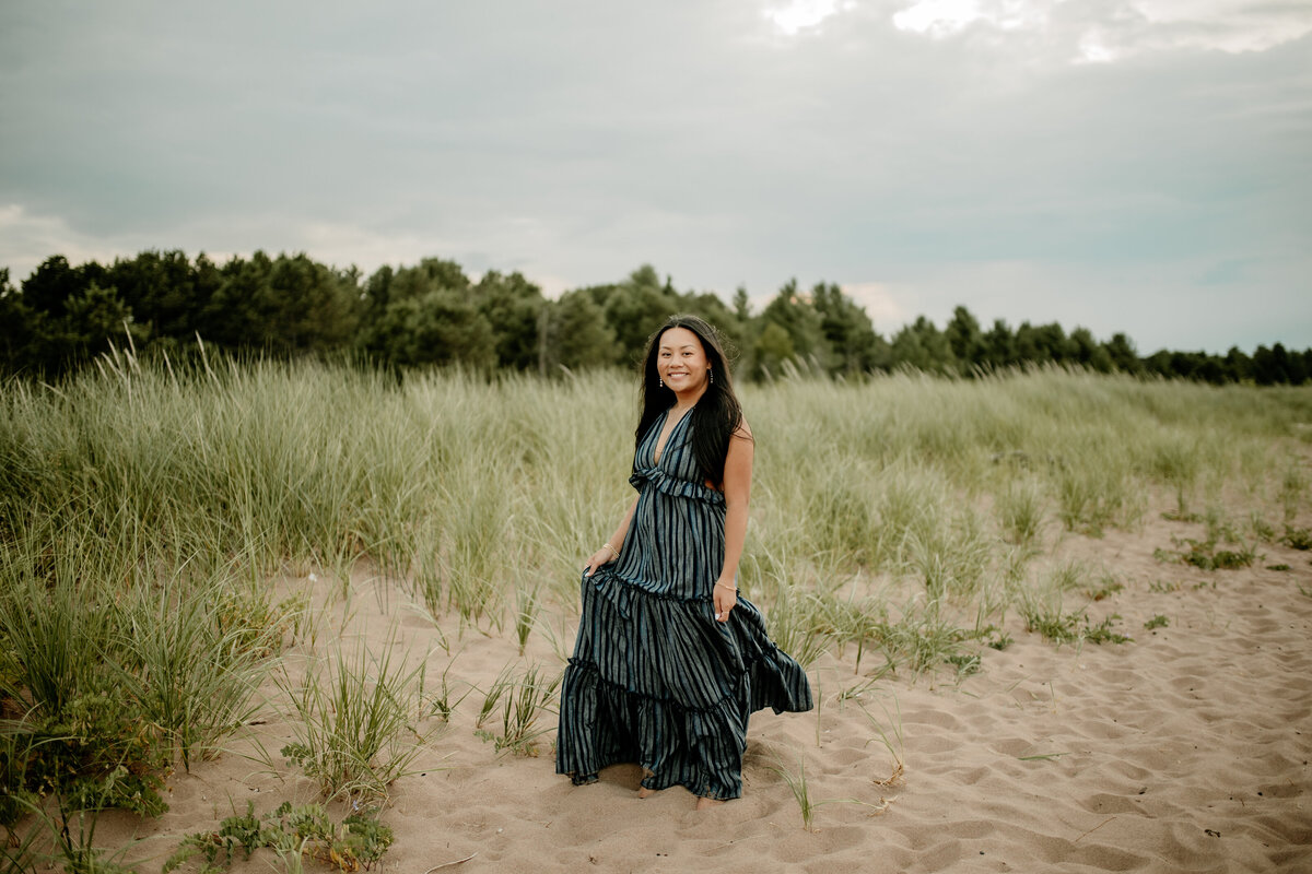 What to wear for summer senior photos on the beach