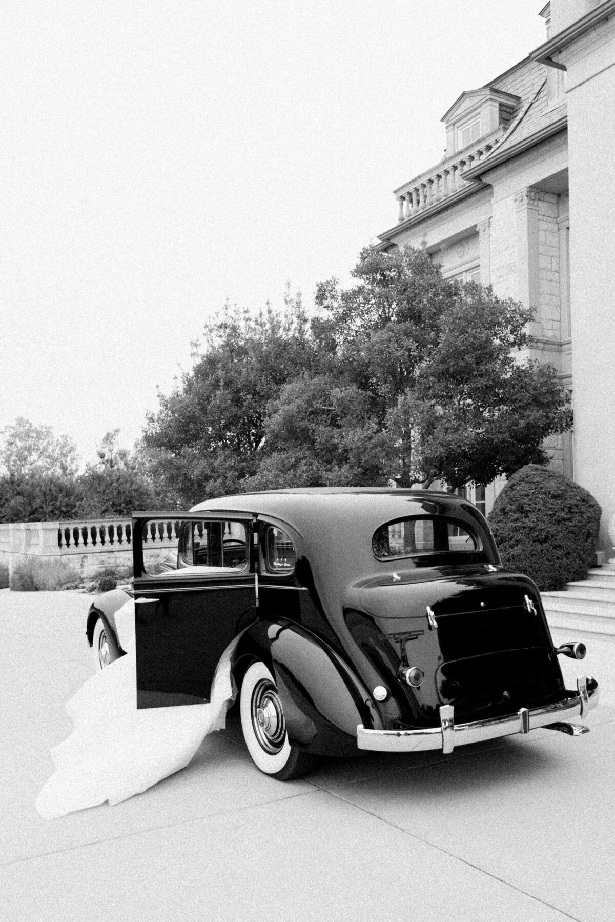 Classic-car-outside-of-The-Olana-in-Dallas-Texas.jpg