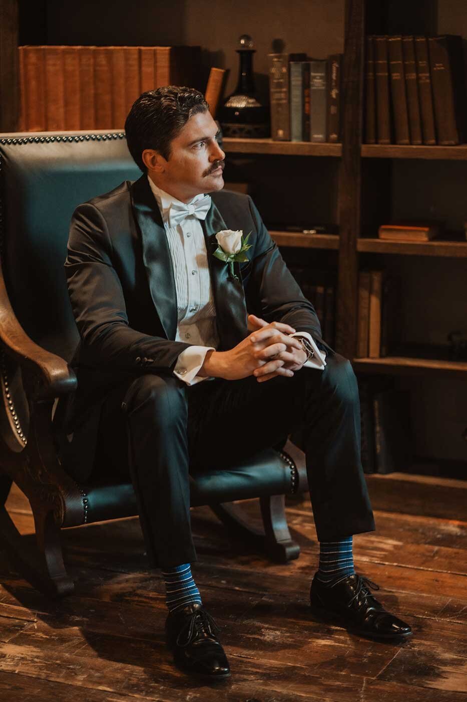 grooms-photo-in-library