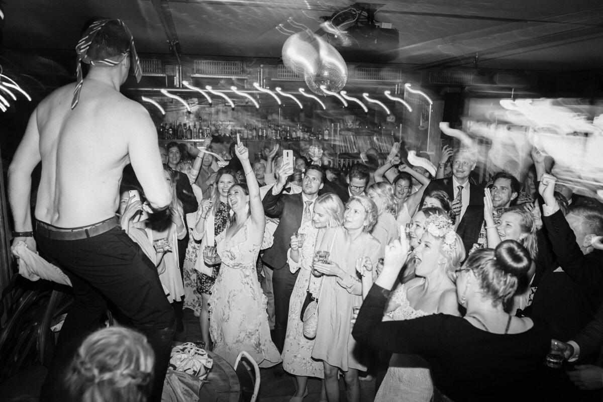 pyry-kantonen-093-wedding-party-bestman-dancing-on-the-table