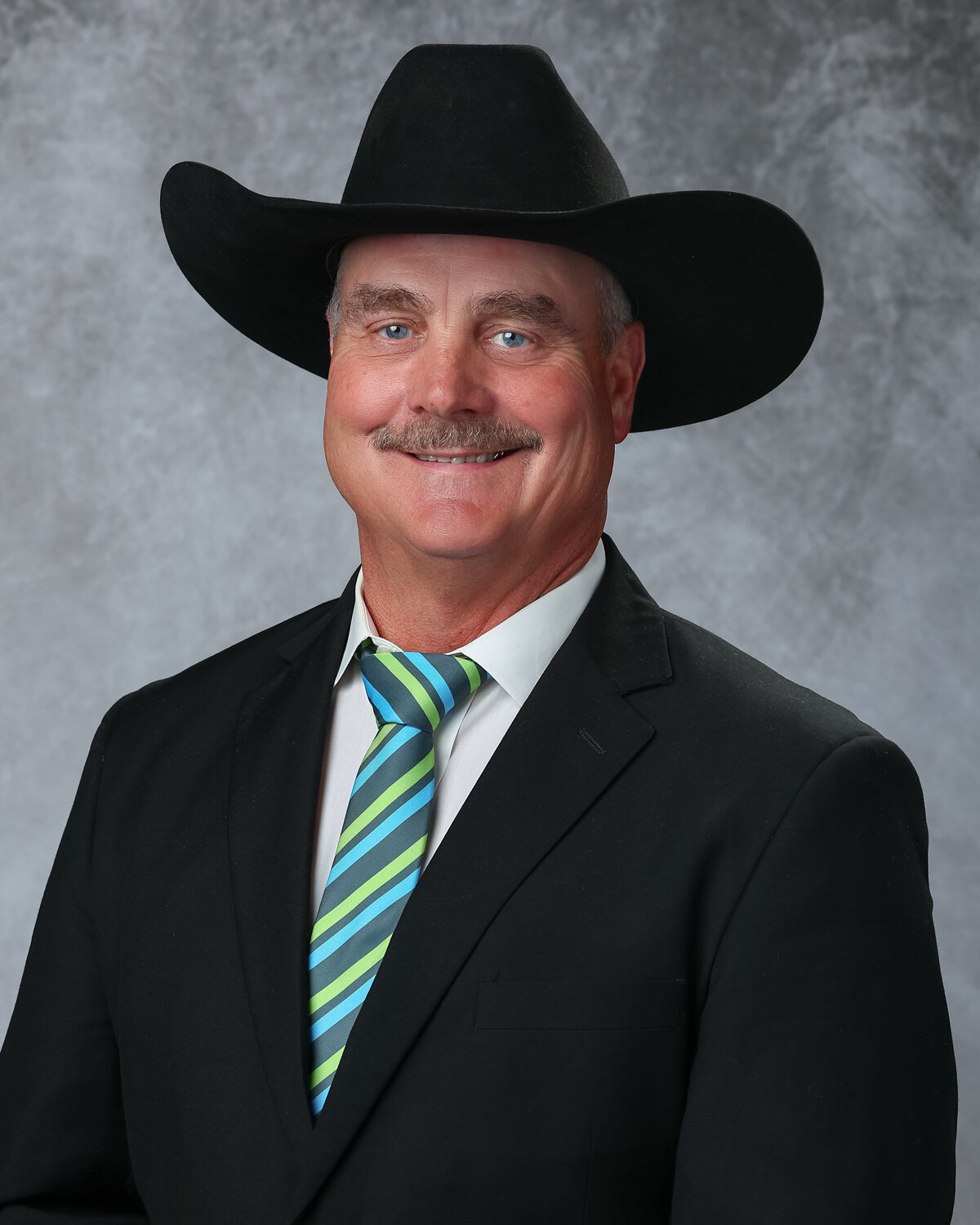 kansas-city-headshot_backdrop-standard-photography-0109-man-in-suit-and-cowboy-hat-headshot