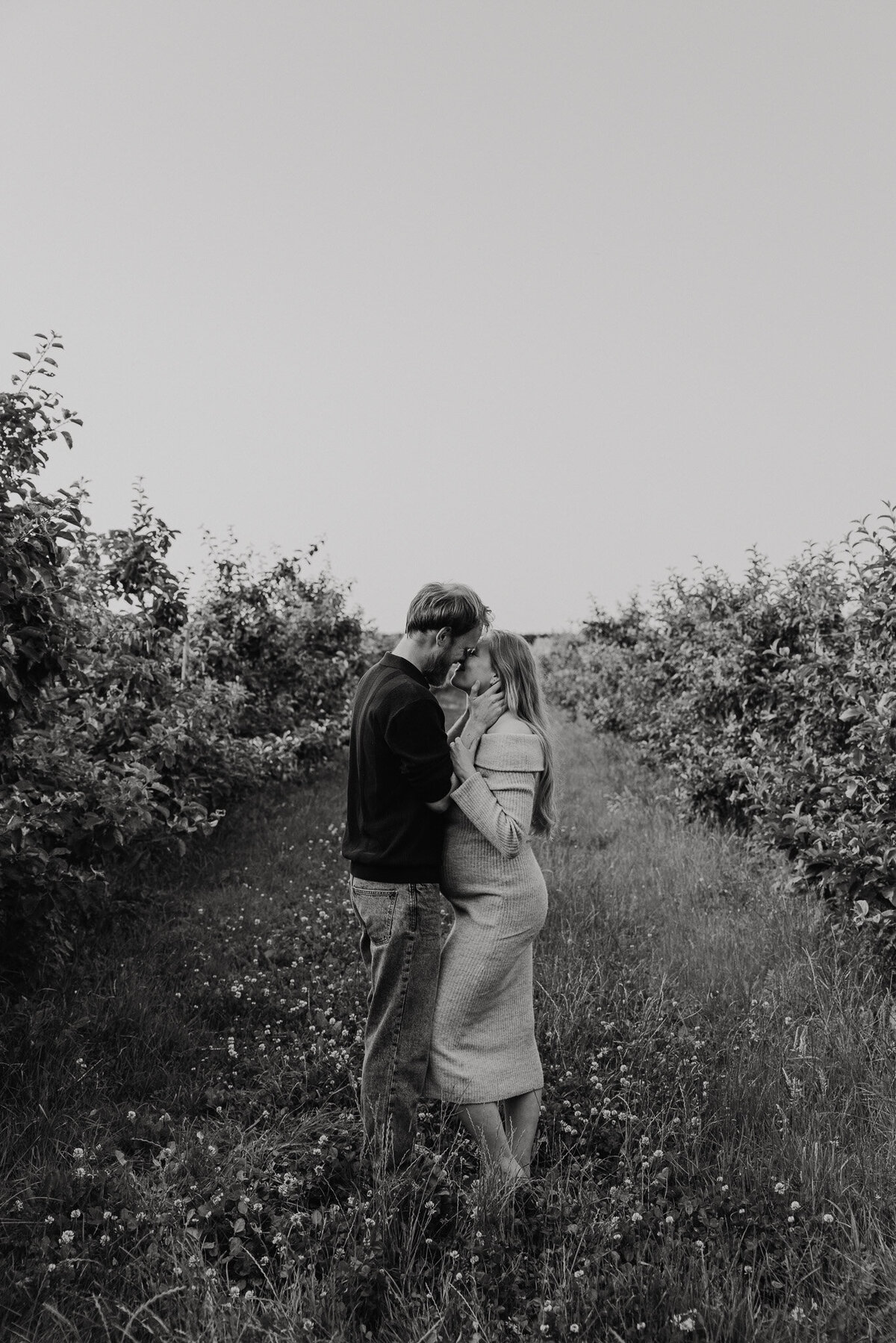 WEB - Kelly & Jonathan - Zwangerschapshoot, gezinsfotograaf, boomgaard, rhoon, buytenhof | Samantha Bosdijk Photography-6