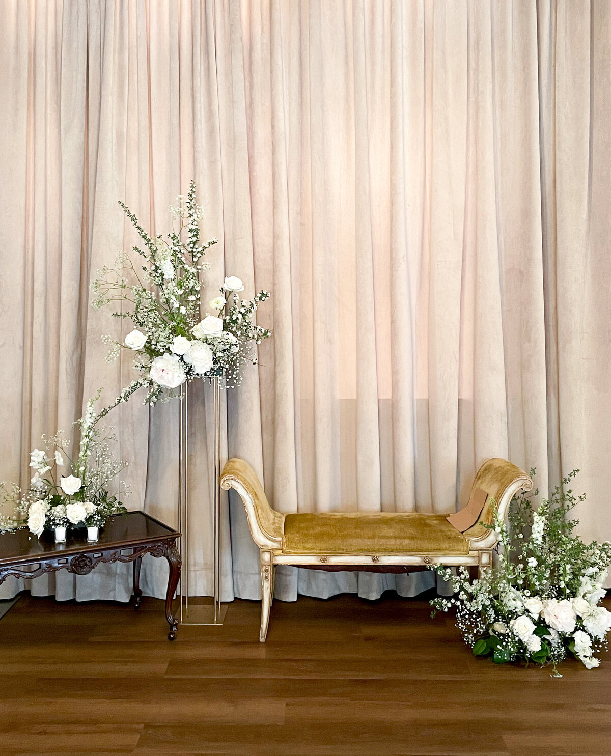 Large asymmetrical arrangements of white flowers and greenery decorate a Montreal wedding.