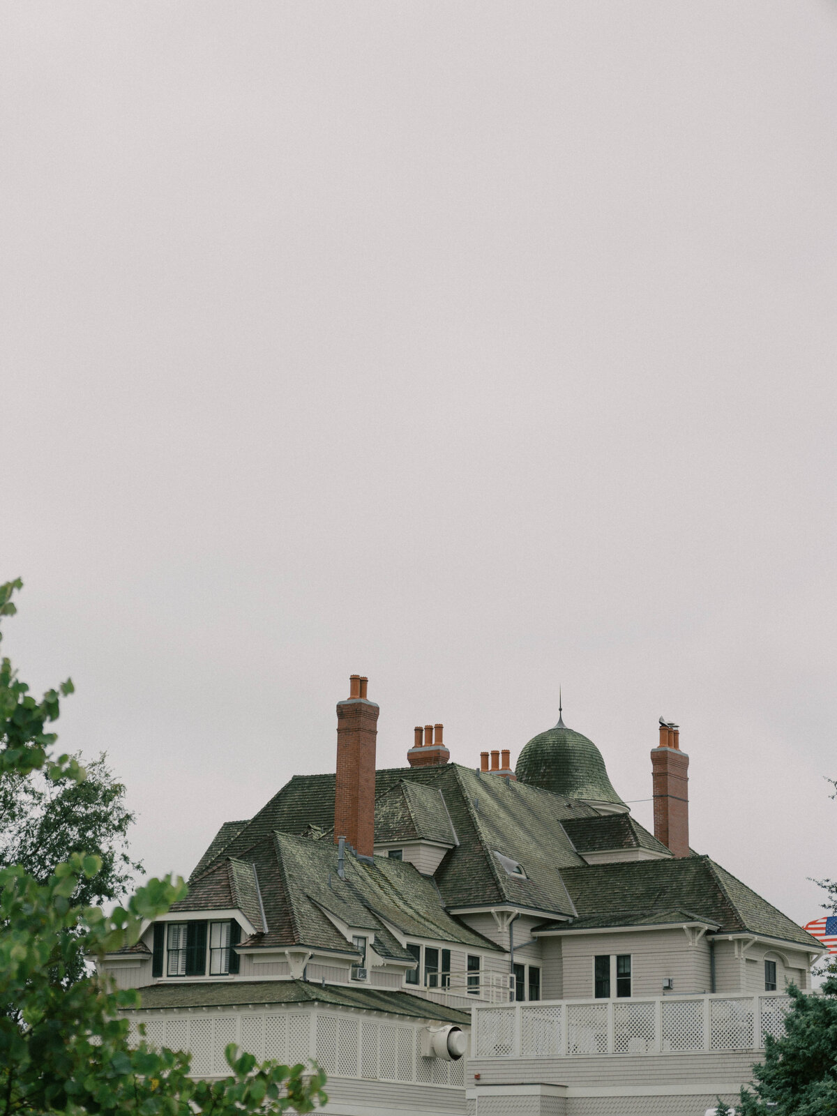 summer-wedding-at-castle-hill-ri