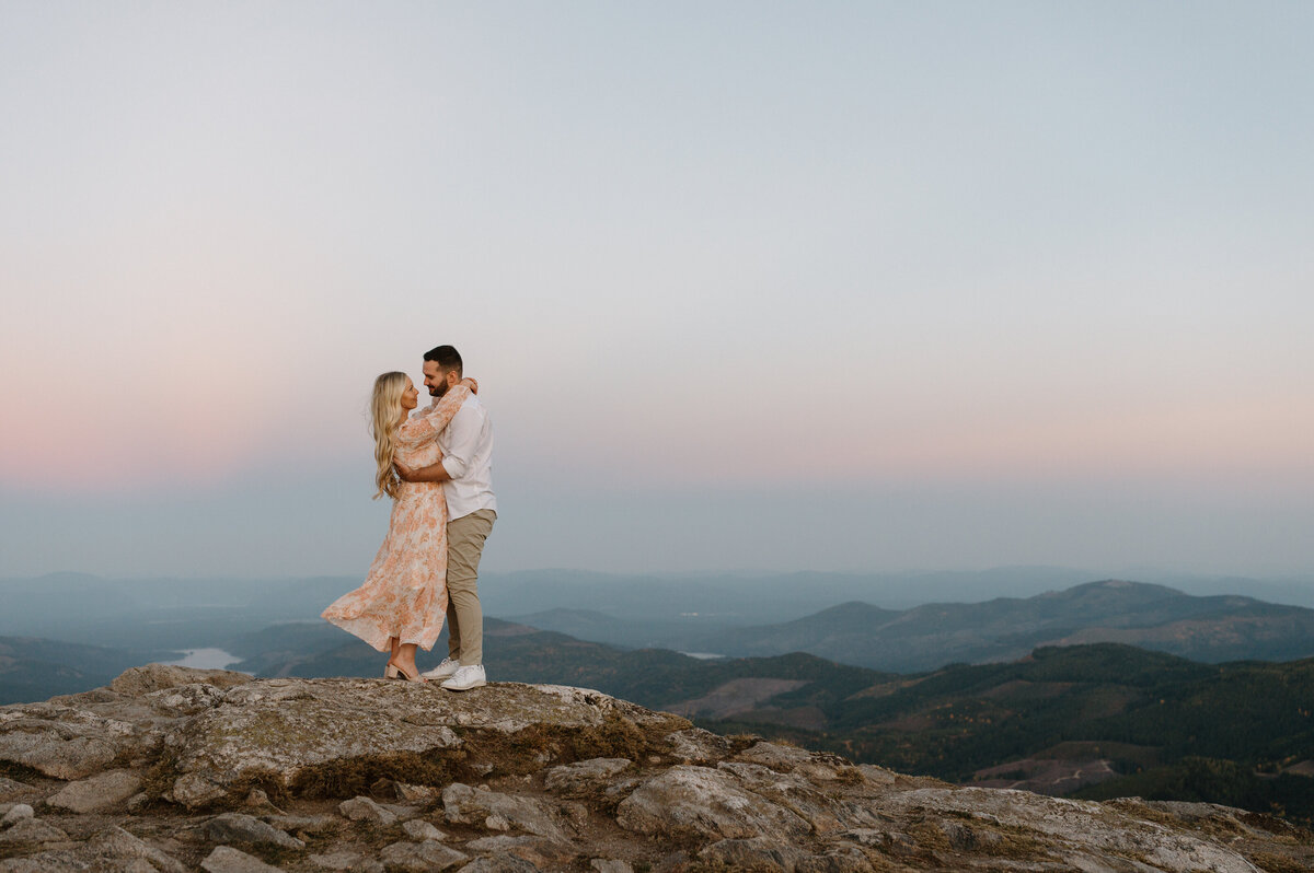 fall_golden_hour_engagement_session_mount_spokane_04