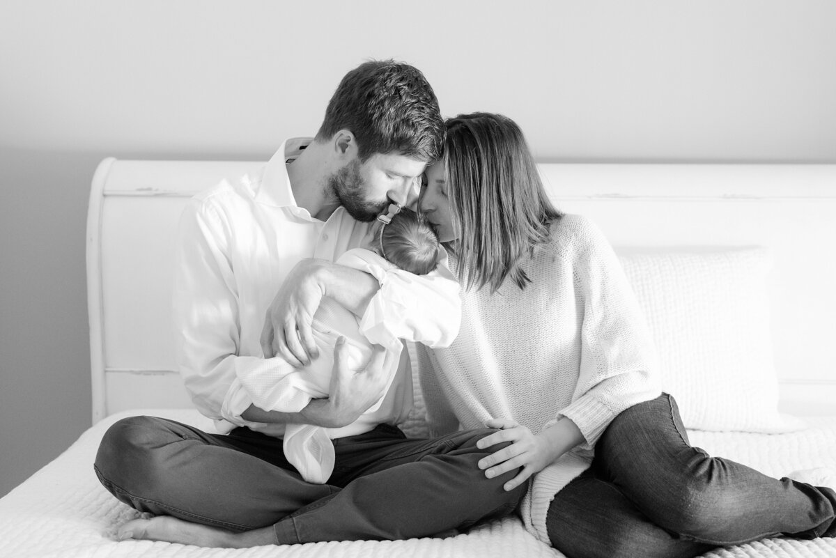 8_neutral-at-home-newborn-session_baby-girl_ckp