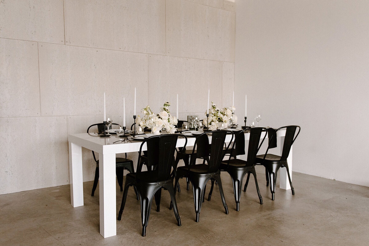 vogueweddingshoot-2white-table-black-chair-wedding-reception