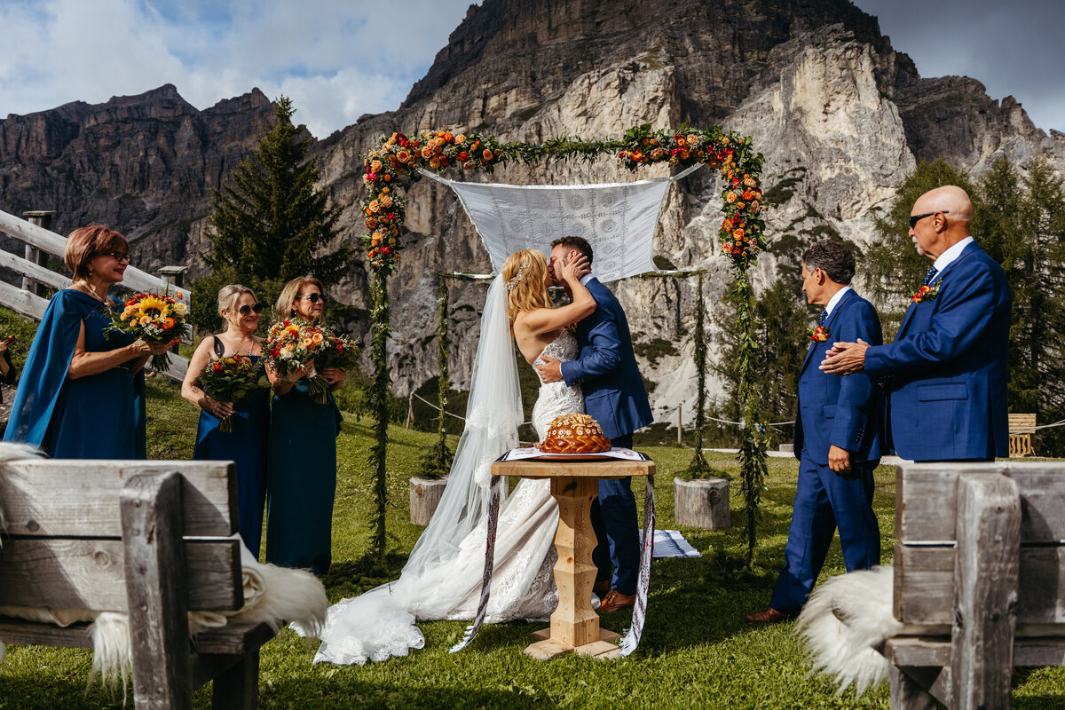 Chuppah ceremony at Col Pradat in the Dolomites