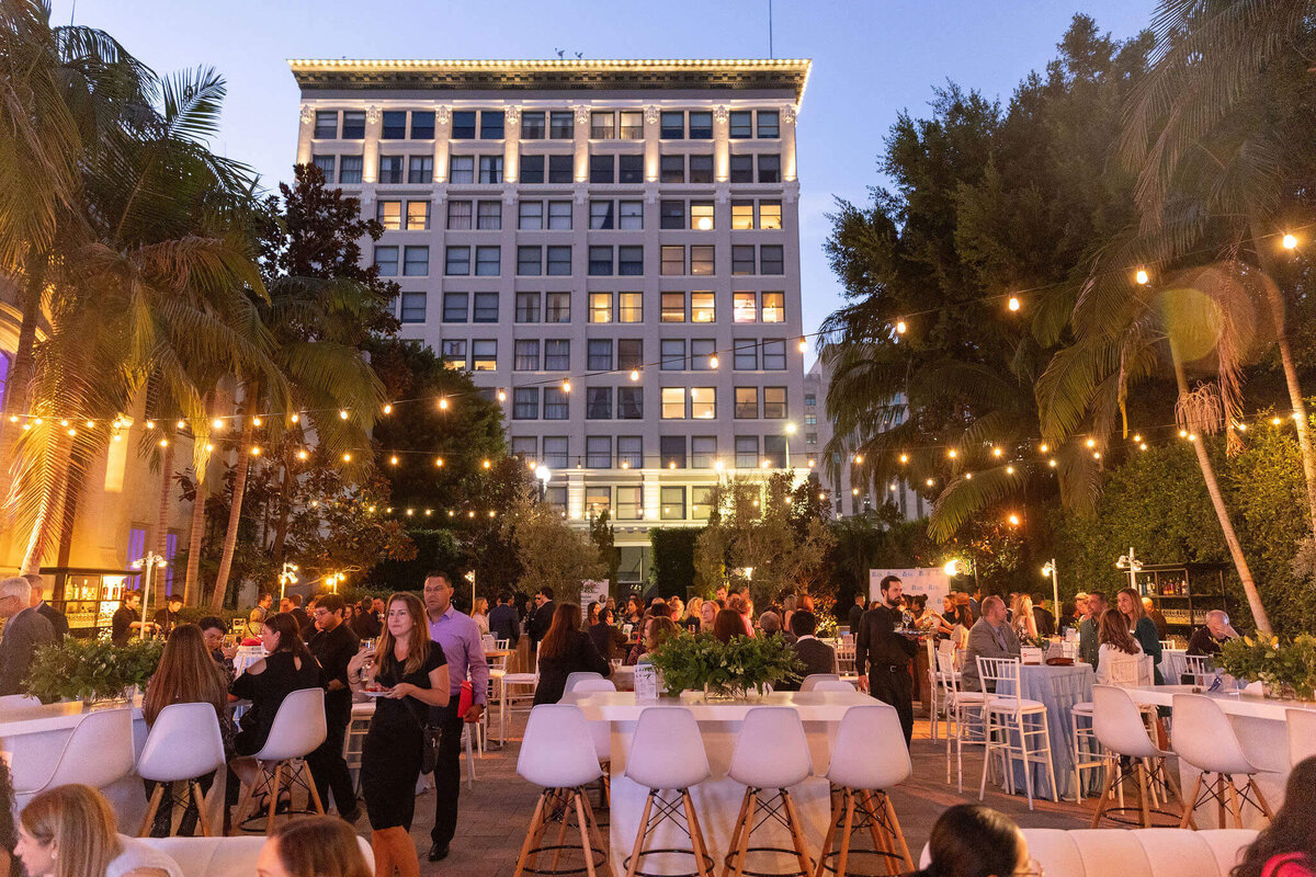 Eisner'sSunsetSocial_-200